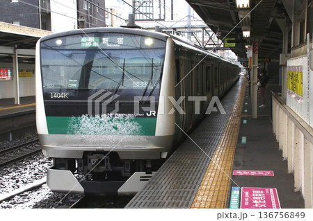 ［JA］冬の十条駅に到着する埼京線E233系電車 136756849