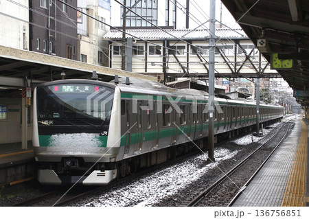 ［JA］冬の十条駅を発車する埼京線E233系電車 136756851