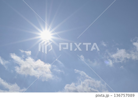 青空と太陽 直射日光 フリースペースイメージ( fix撮影 ) 青空と太陽 直射日光 フリースペースイメージ( fix撮影 ) 136757089