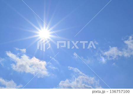 青空と太陽 直射日光 フリースペースイメージ( fix撮影 ) 青空と太陽 直射日光 フリースペースイメージ( fix撮影 ) 136757100
