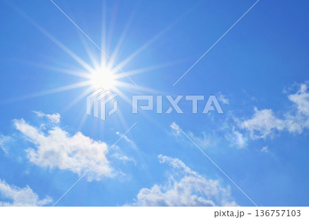 青空と太陽　直射日光　フリースペースイメージ（ fix撮影 ) 136757103