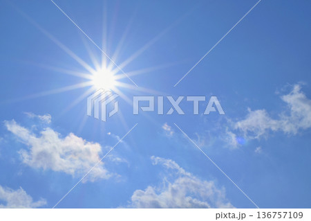 青空と太陽　直射日光　フリースペースイメージ（ fix撮影 ) 136757109
