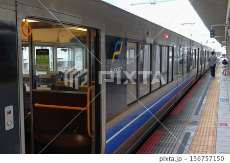 JR京都線／JR神戸線：新快速電車（Aシート車両） 136757150