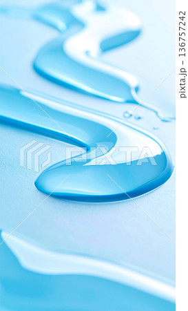 みずみずしい青のジェルテクスチャのクローズアップ　とろみ美容液・保湿セラムのイメージ　透明感のある水 136757242