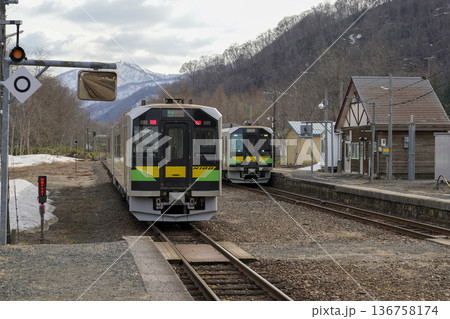 函館本線の山線、然別駅の列車交換 136758174