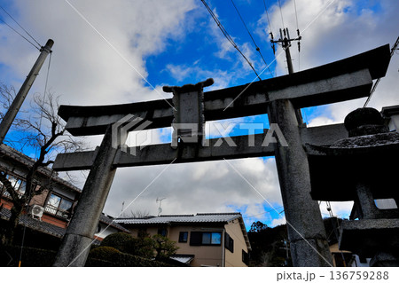 赤山大明神と書かれた扁額が掲げられた石の鳥居 136759288