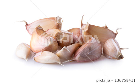 Close up raw garlic isolated on a white background 136759411