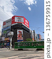 すすきのの看板と走る電車 136759915