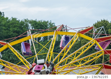 Mechanical structure of a fairground carousel ride 136762285