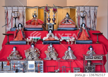 ひな人形　雛人形　昭和　レトロ　桃の節句　ひな祭り　赤　ひな祭りのお雛様飾り 136762317