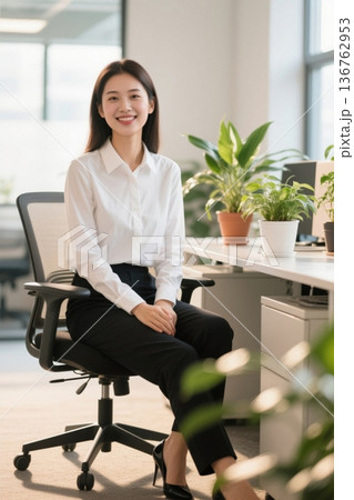 微笑み スマイル 笑顔 136762953