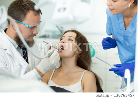 woman came to treat her teeth to a man 136763457