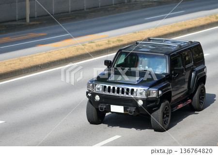 アメリカ製の大型SUV車両 アメリカ製の大型SUV車両 136764820