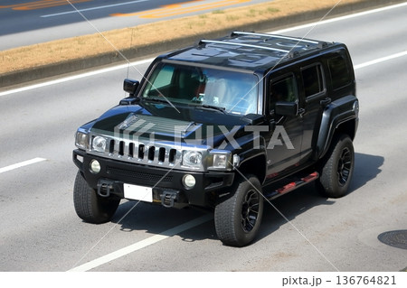 アメリカ製の大型SUV車両 アメリカ製の大型SUV車両 136764821