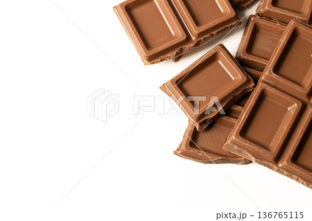 白地に置かれた板チョコのクローズアップ 136765115