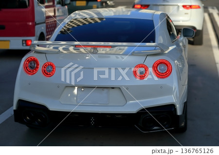 車のテールランプ 136765126