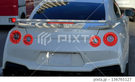 車のテールランプ 車のテールランプ 136765127