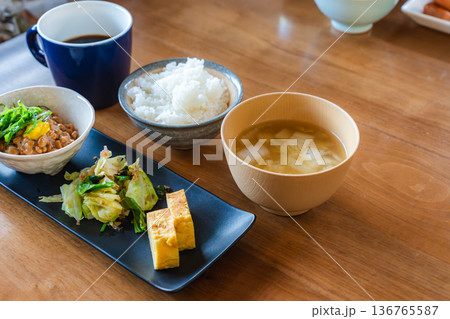 納豆ご飯と味噌汁の和朝食セット｜玉子焼きと野菜おかず、コーヒー付き 136765587