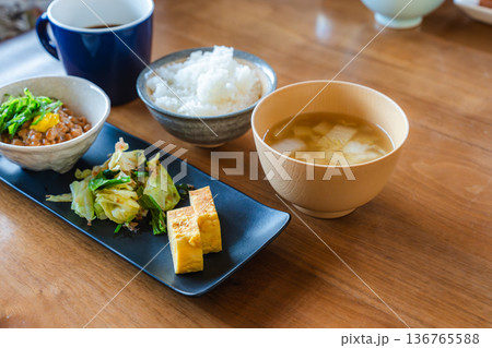 納豆ご飯と味噌汁の和朝食セット｜玉子焼きと野菜おかず、コーヒー付き 136765588