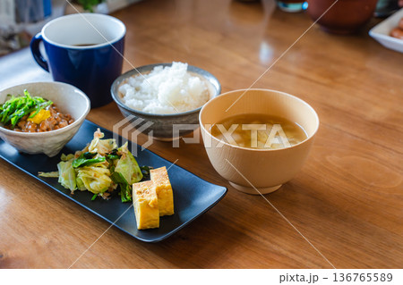 和朝食の食卓｜納豆ご飯・味噌汁・玉子焼き・野菜おかずとコーヒー 136765589