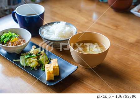 和朝食セットの食卓｜納豆ご飯と味噌汁、玉子焼きと野菜おかず 136765590