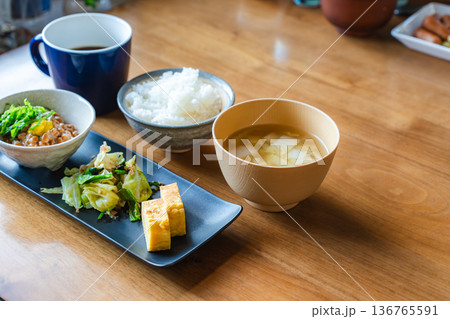 朝の和朝食の献立｜納豆ご飯・味噌汁・玉子焼き・野菜おかず 136765591
