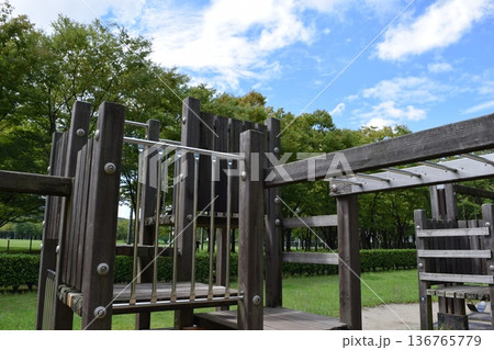 児童公園の木製遊具 児童公園の木製遊具 136765779