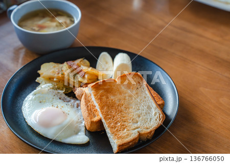 朝の定番モーニングプレート｜トーストと目玉焼きの朝食 136766050