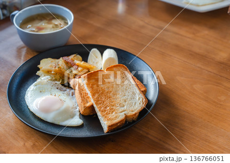 自然光の朝食シーン|トーストと目玉焼きのワンプレート 自然光の朝食シーン|トーストと目玉焼きのワンプレート 136766051