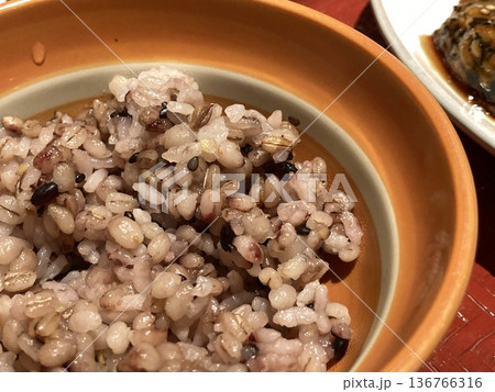 外食チェーンストアの定食で食べる「五穀米」 136766316