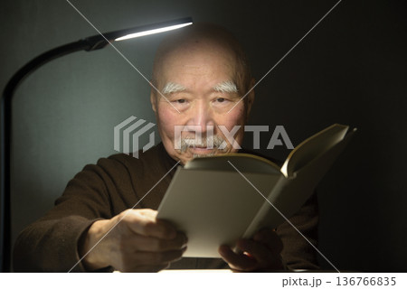 読書をしている老人 136766835
