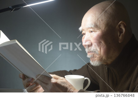 読書とコーヒーを楽しむ老人 読書とコーヒーを楽しむ老人 136766848