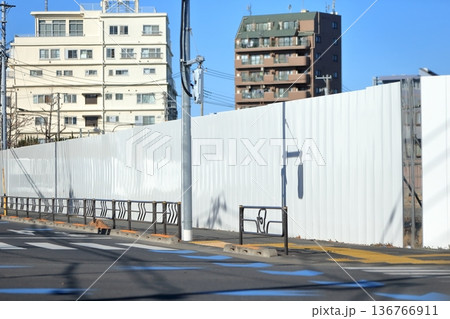 工事現場の仮囲い（万能鋼板） 136766911