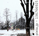 雪と公園の遊具 136766925