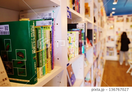 神保町古書店の書棚 神保町古書店の書棚 136767027