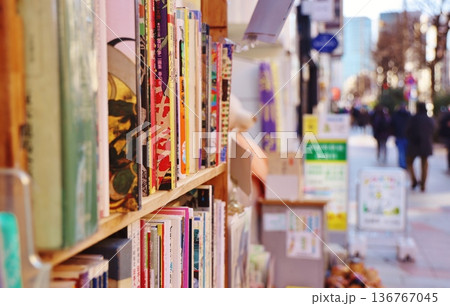 神保町路上の書棚 136767045