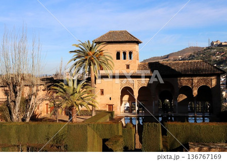 アルハンブラ宮殿　バルタル庭園　貴婦人の塔　世界遺産　スペイン　ヨーロッパ 136767169