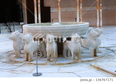 世界遺産 アルハンブラ宮殿 ライオンの中庭 スペイン アンダルシア地方 ヨーロッパ 世界遺産 アルハンブラ宮殿 ライオンの中庭 スペイン アンダルシア地方 ヨーロッパ 136767171
