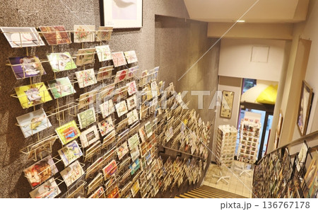 ポストカードを展示した階段 136767178