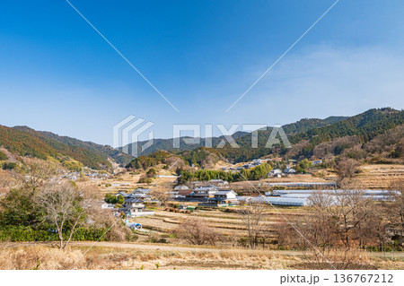 飛鳥歴史公園祝戸地区から望む阪田の棚田方面の景観 奈良県明日香村 飛鳥歴史公園祝戸地区から望む阪田の棚田方面の景観 奈良県明日香村 136767212