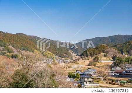 飛鳥歴史公園祝戸地区から望む阪田の棚田方面の景観 奈良県明日香村 飛鳥歴史公園祝戸地区から望む阪田の棚田方面の景観 奈良県明日香村 136767213