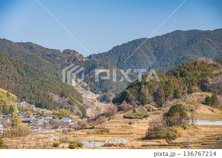 飛鳥歴史公園祝戸地区から望む阪田の棚田方面の景観　奈良県明日香村 136767214