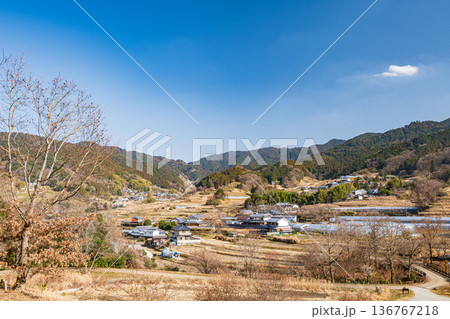 飛鳥歴史公園祝戸地区から望む阪田の棚田方面の景観　奈良県明日香村 136767218