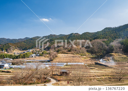 飛鳥歴史公園祝戸地区から望む阪田の棚田方面の景観 奈良県明日香村 飛鳥歴史公園祝戸地区から望む阪田の棚田方面の景観 奈良県明日香村 136767220