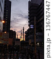夕方の空と街中　ビルの間 136767447