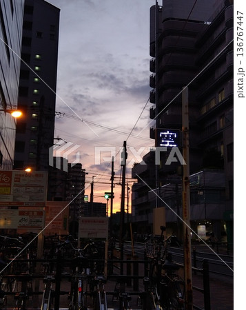 夕方の空と街中 ビルの間 夕方の空と街中 ビルの間 136767447