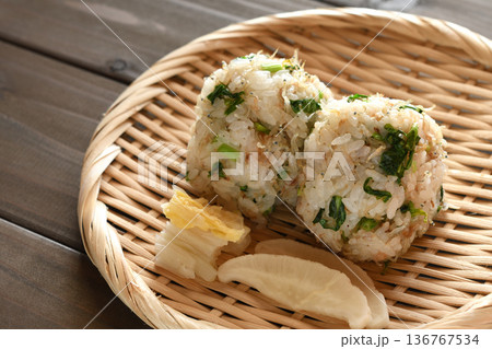 かぶの葉のおにぎり 136767534