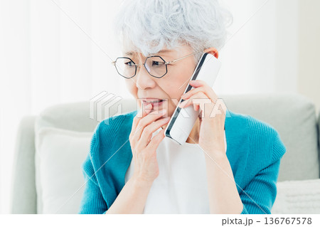 固定電話で通話するシニア女性 136767578