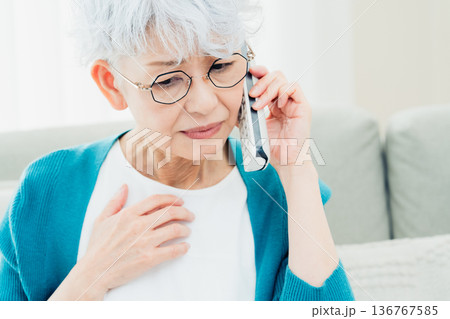 固定電話で通話するシニア女性 固定電話で通話するシニア女性 136767585