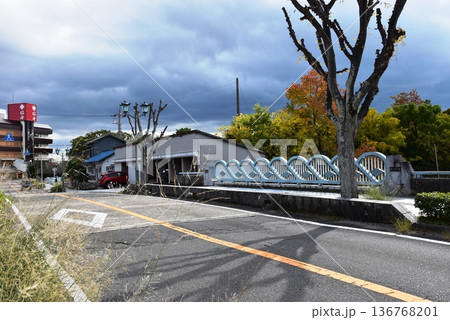 三重県　桑名市の多聞橋と周辺町並み 136768201